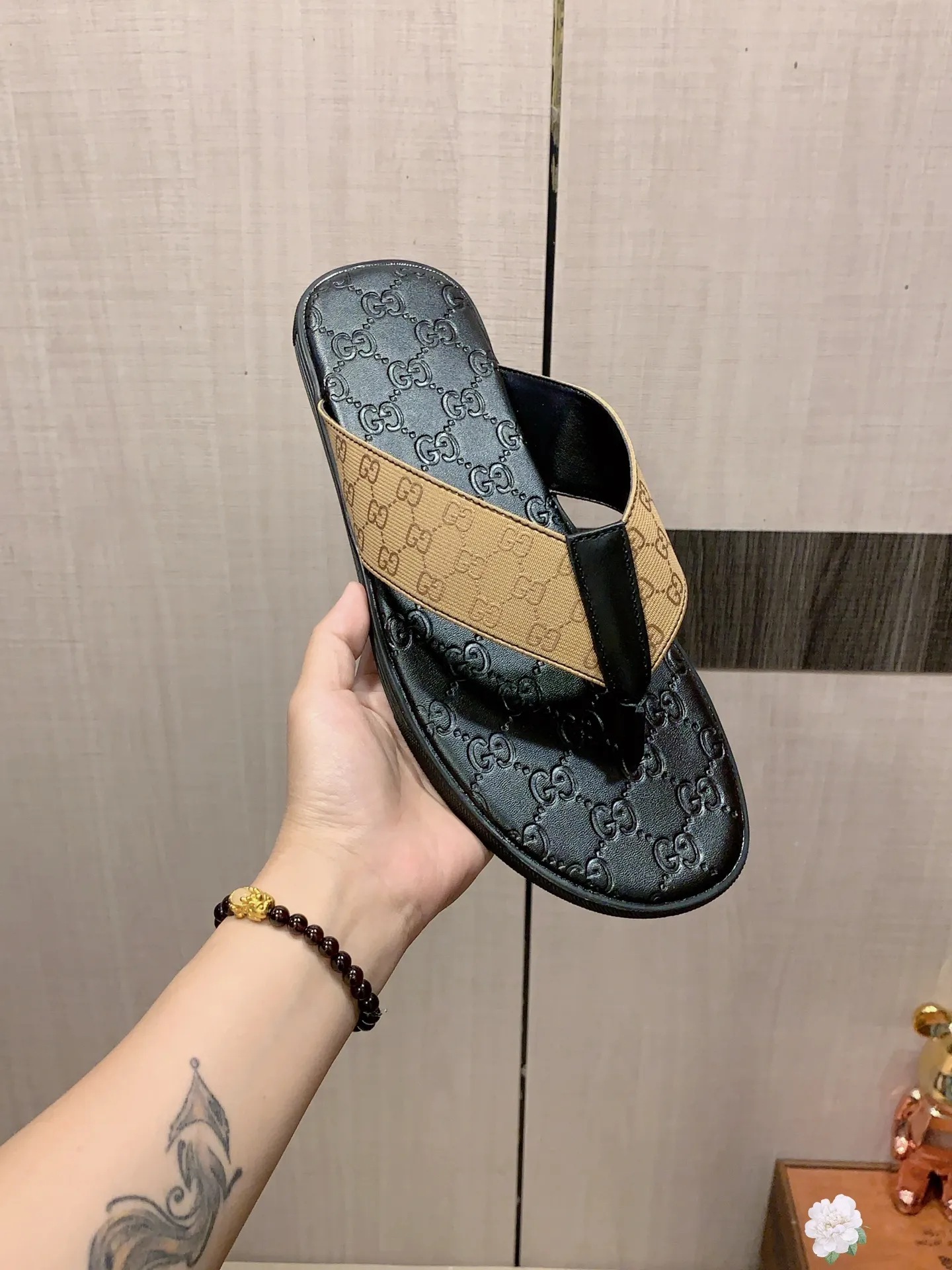 Slippers: New model: Factory price: 260💰💰🎩🎩🔥🔥《 Gucci* 》Series of slippers top purchasing agent🔍🔍Sold at the same time for men, original Italian imported webbing made of selected cowhide, exquisite workmanship,), sole: (super comfortable) original factory special sole, ⚠️exclusive double-layer movable molded sole super comfortable⚠️, real shot🎬the real thing is more beautiful🔍🔍266 regular code 38-44, can be ordered 45.